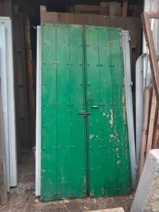 Portón rústico madera pintado verde