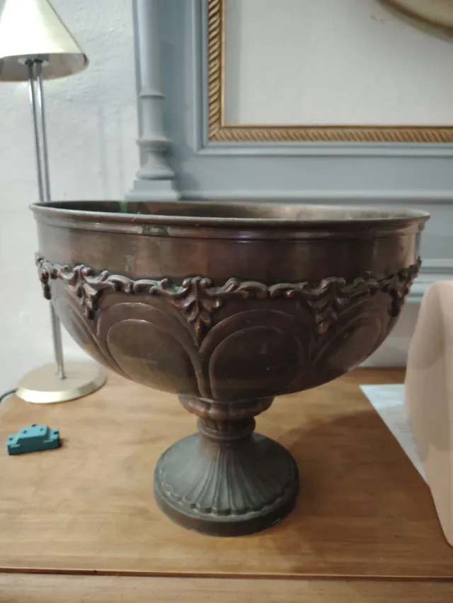 Frutero de latón con diseño labrado