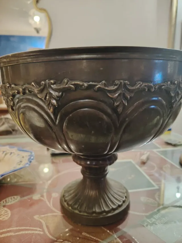 Frutero de latón con diseño labrado