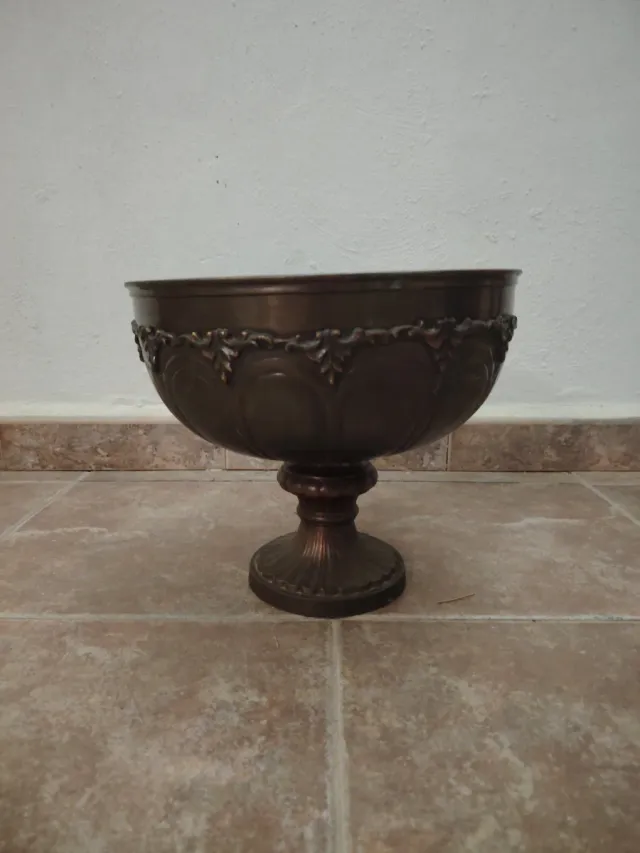 Frutero de latón con diseño labrado