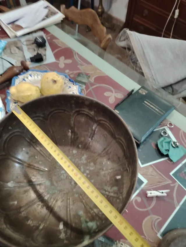 Frutero de latón con diseño labrado