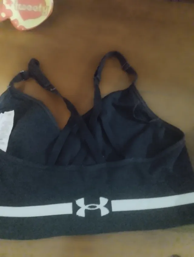 Top deportivo Under Armour negro