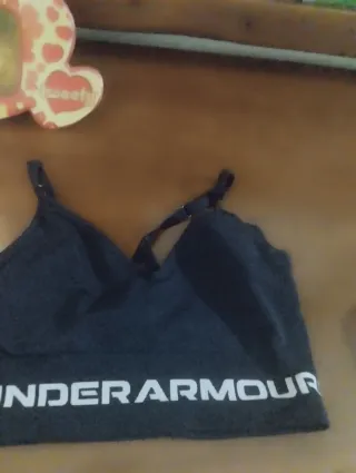 Top deportivo Under Armour negro