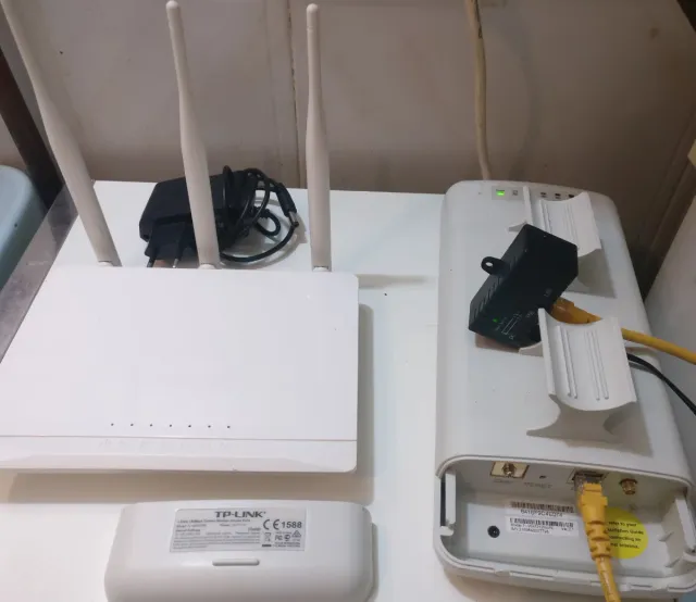 Punto Acceso Inalámbrico TP-Link 2.4 GHz + Router