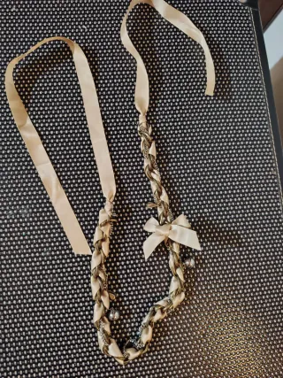 Collar lazo beige y dorado