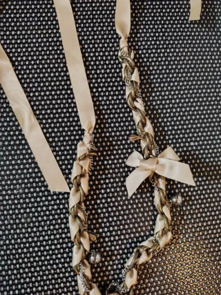 Collar lazo beige y dorado