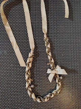 Collar lazo beige y dorado