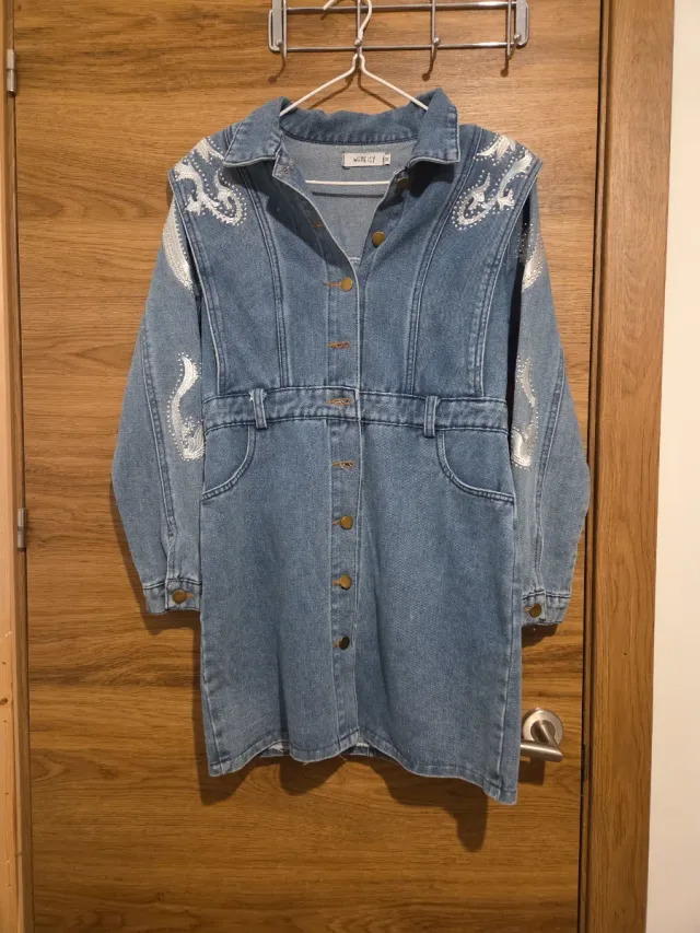 Vestido vaquero con detalles plateados