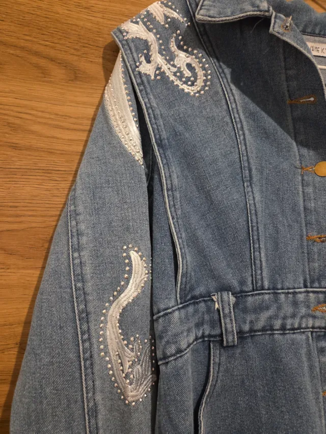 Vestido vaquero con detalles plateados