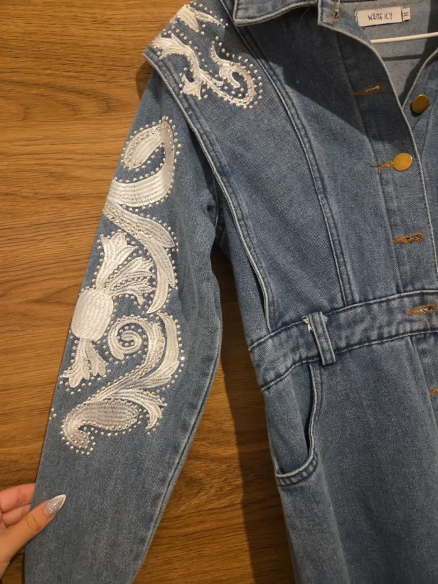 Vestido vaquero con detalles plateados