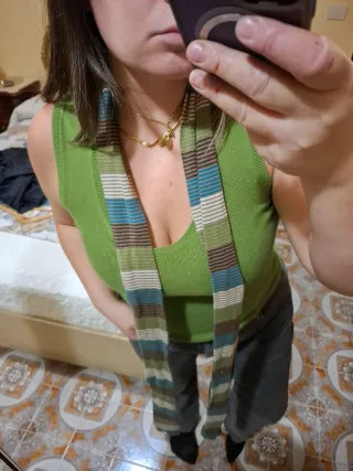 Top verde con sciarpa a righe