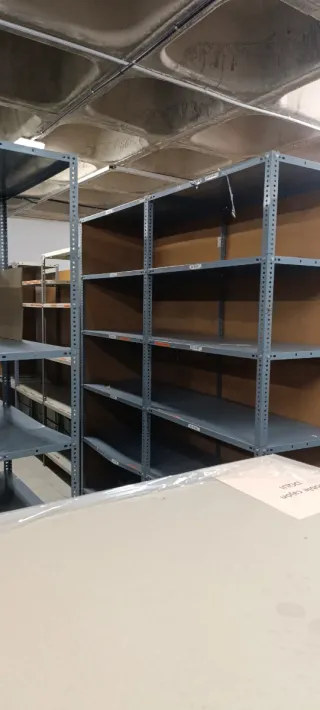 Estanterías metálicas grises