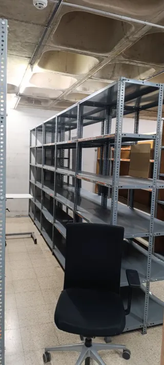 Estanterías metálicas grises