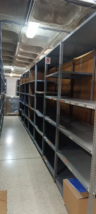 Estanterías metálicas grises