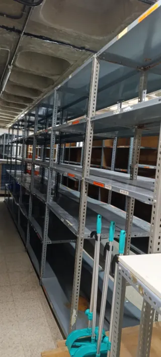 Estanterías metálicas grises