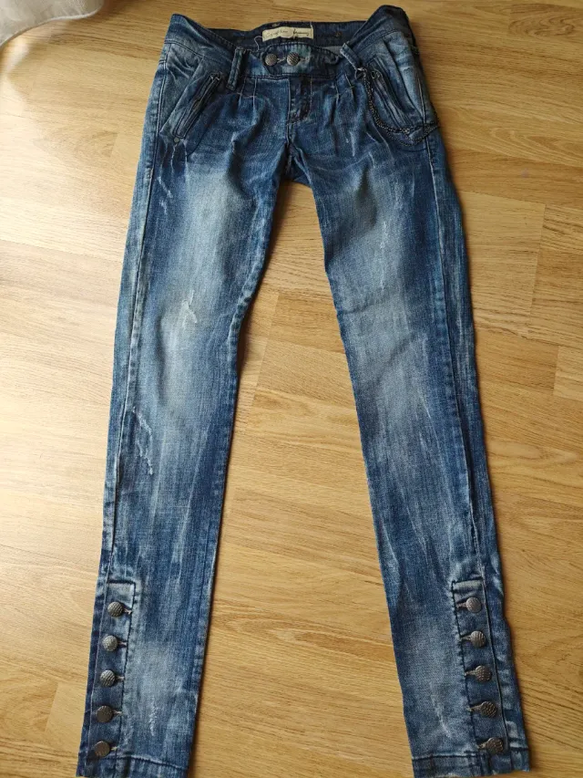 Vaqueros con cadena y botones