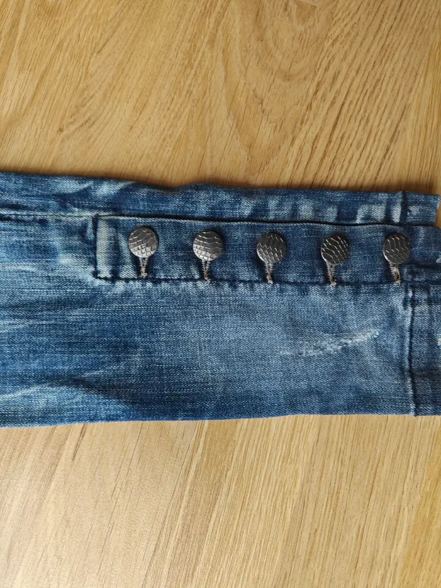 Vaqueros con cadena y botones