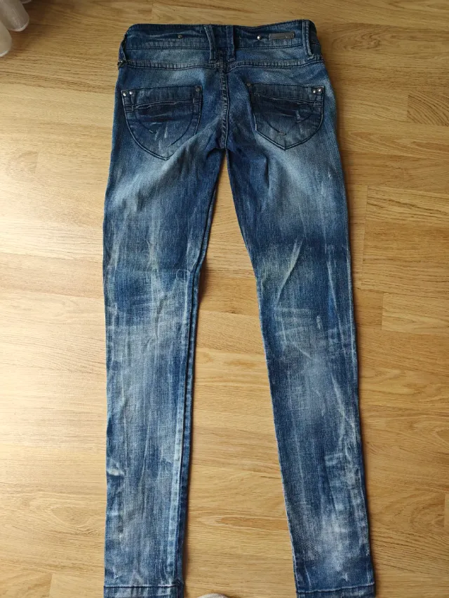 Vaqueros con cadena y botones