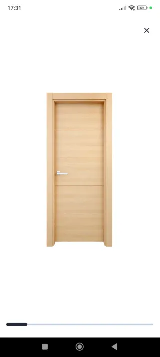 Puerta interior abatible ciega color roble miel