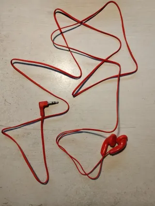 Auriculares con cable rojos