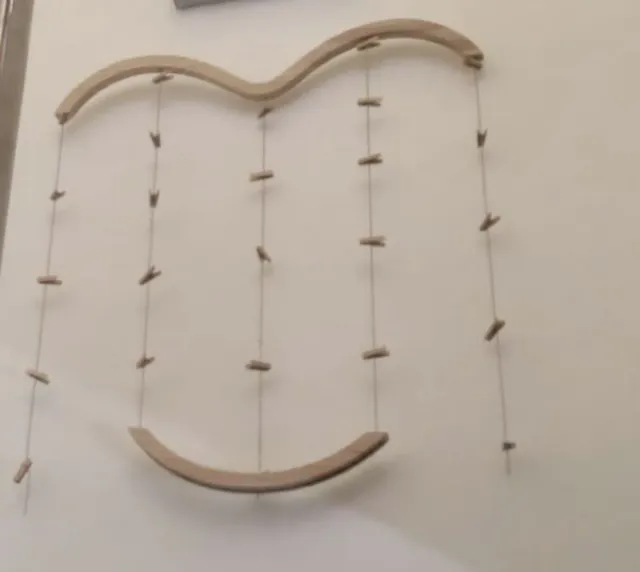 Portafotos madera con cuerdas y pinzas