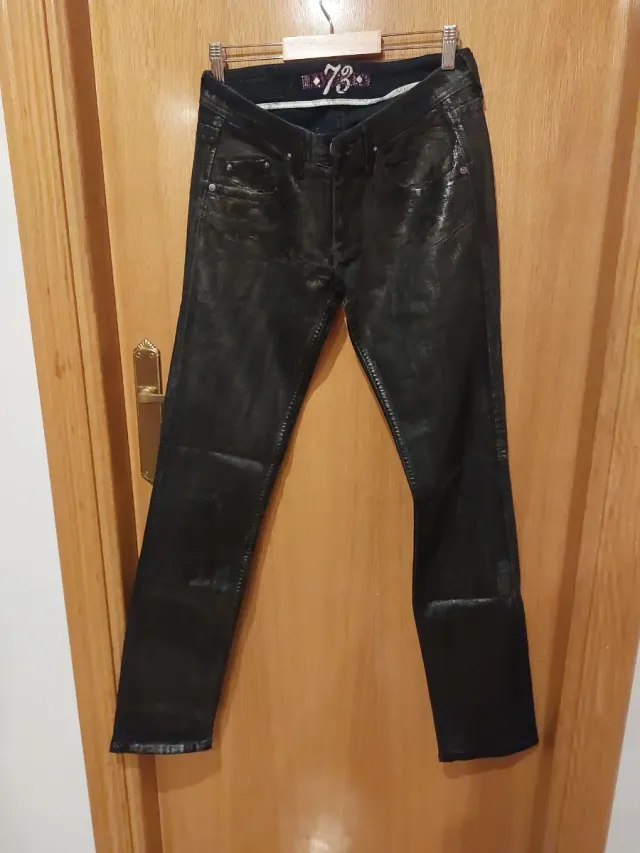 Pantalón negro efecto piel mujer