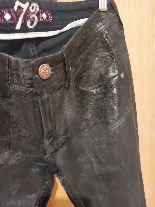 Pantalón negro efecto piel mujer