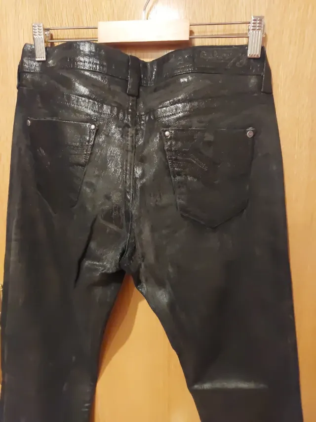 Pantalón negro efecto piel mujer