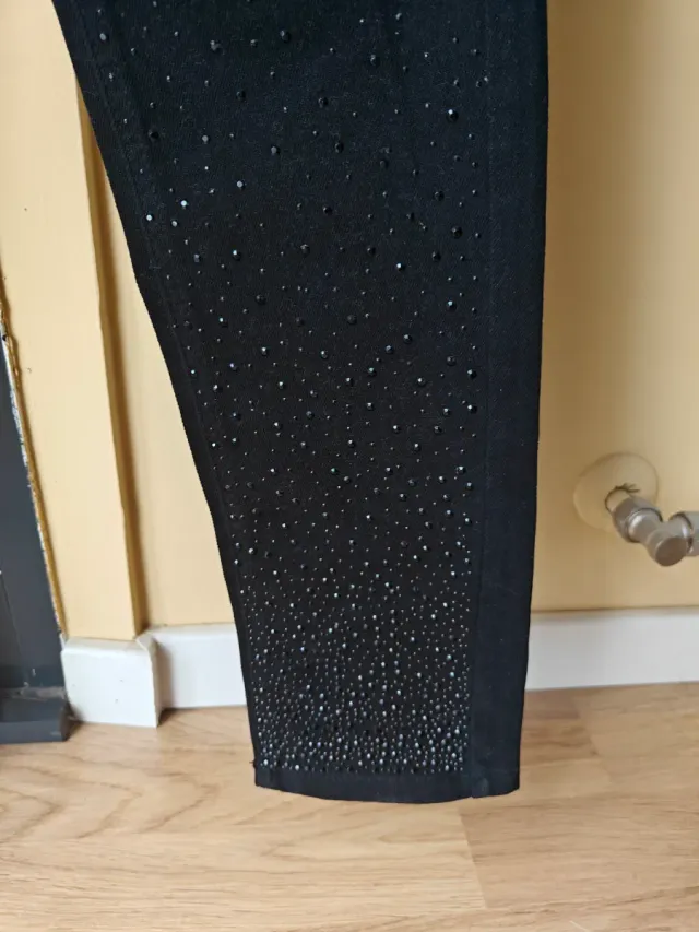 Vaqueros negros con pedrería sin estrenar