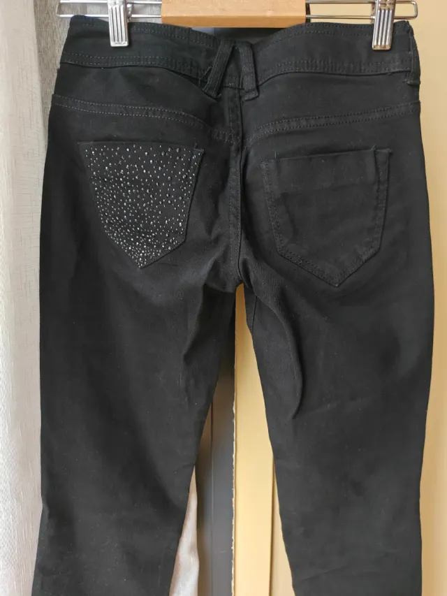 Vaqueros negros con pedrería sin estrenar