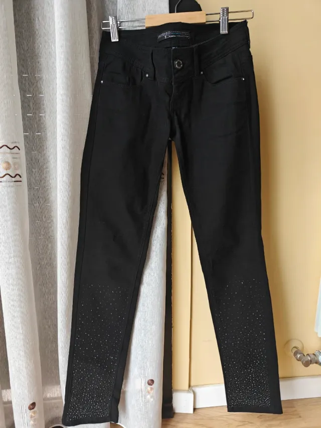 Vaqueros negros con pedrería sin estrenar