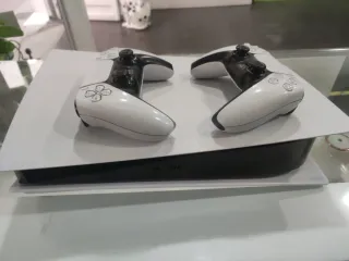 CHOLLO Consola PS5 Slim Sony con dos mandos