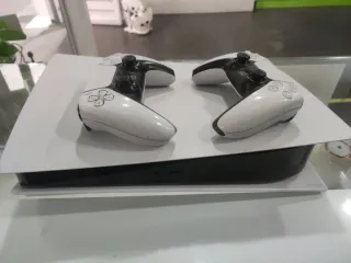CHOLLO Consola PS5 Slim Sony con dos mandos