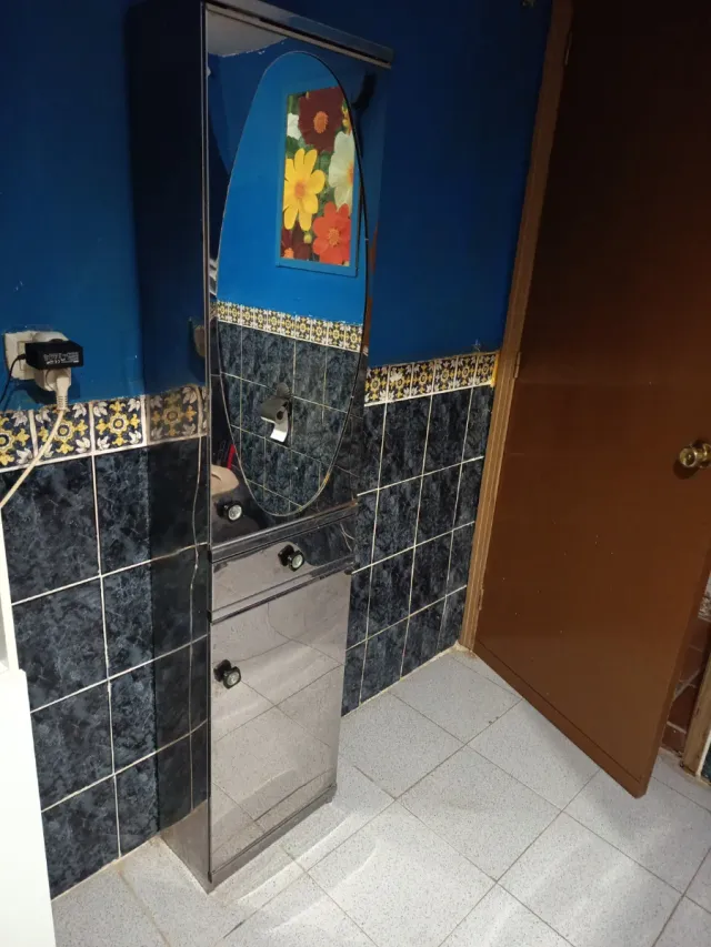 Mueble de baño con espejo plateado