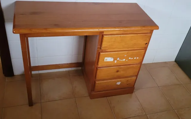 Escritorio de madera con cajones