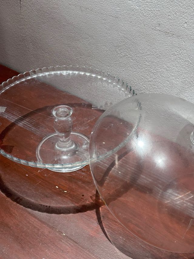 Taça de vidro com pé e sino