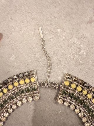 Gargantilla de bisutería plateada y amarilla