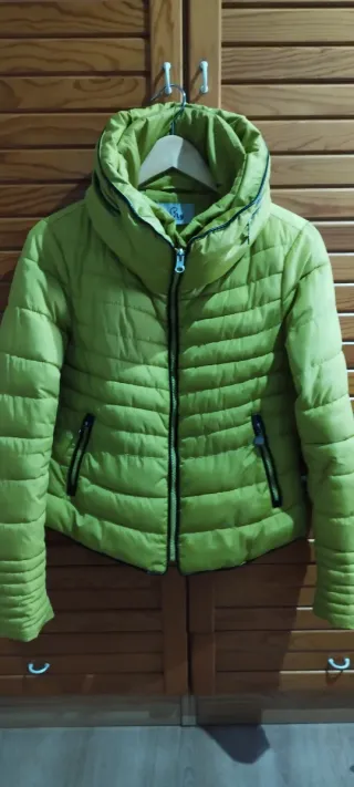 Cazadora de plumas verde