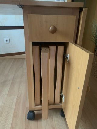 Conjunto: mesa con ruedas y sillas plegables