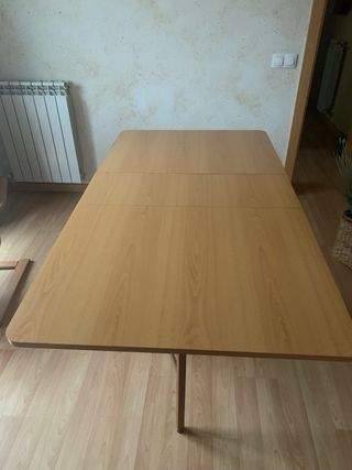 Conjunto: mesa con ruedas y sillas plegables