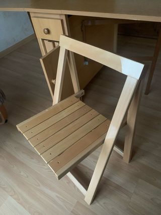 Conjunto: mesa con ruedas y sillas plegables