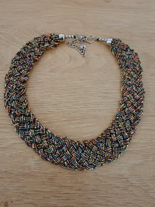 Collar multicolor con abalorios brillantes