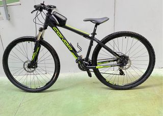 Bicicleta de montaña negra y verde