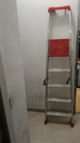 Escalera plegable de aluminio