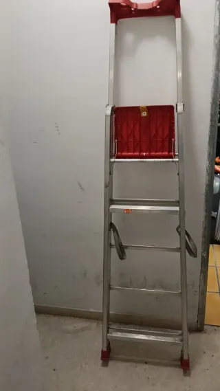 Escalera plegable de aluminio