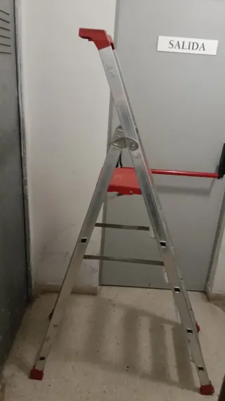 Escalera plegable de aluminio