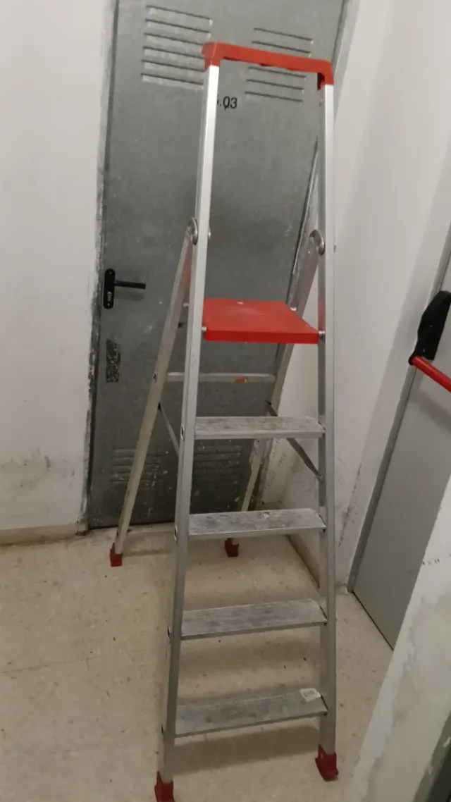 Escalera plegable de aluminio