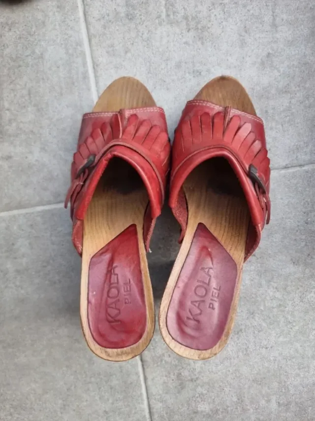 Tacones KAOLA rojos de piel con flecos