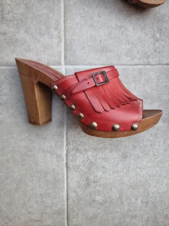 Tacones KAOLA rojos de piel con flecos