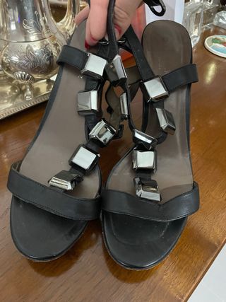 Tacones de fiesta negros y plateados